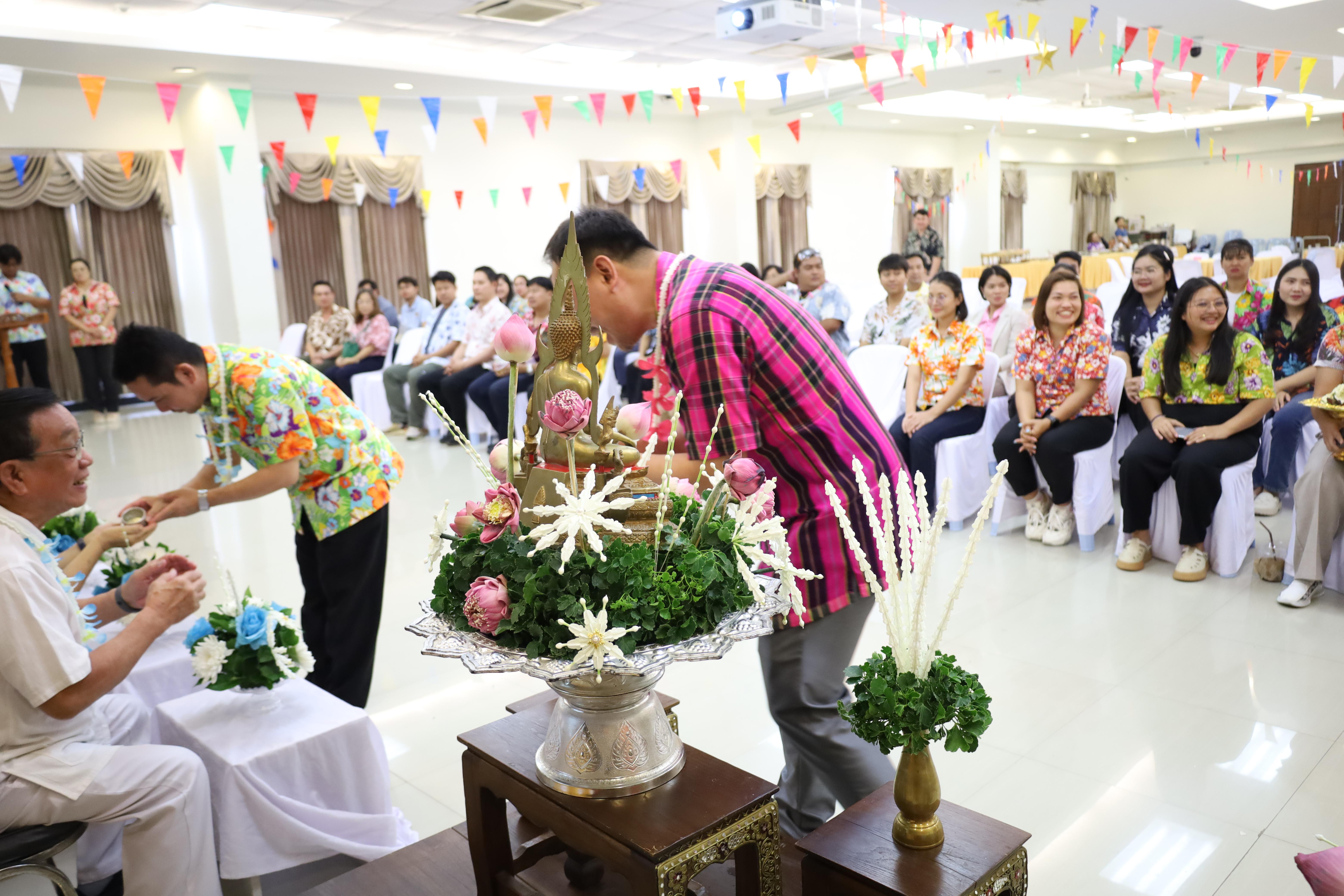 239. วันที่ 26 เมษายน 2568 สาขาการบริหารการศึกษา ได้จัดกิจกรรมรดน้ำดำหัวคณาจารย์ระดับบัณฑิตศึกษา ประจำสาขาการบริหารการศึกษา ณ ห้องประชุมครุร่มสัก 1 ชั้น 3 อาคารคณะครุศาสตร์